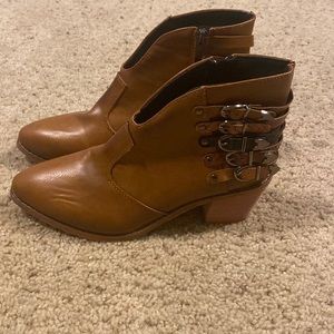 Cinco buckle boots